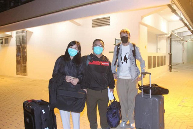 ▲ 3월 15일 자정 격리시설 퇴소 직전 기념촬영한 '애플데일리' 한국취재팀. 왼쪽이 티파니 (Tiffany), 오른쪽이 도즈 (Dorz)ⓒ애플데일리