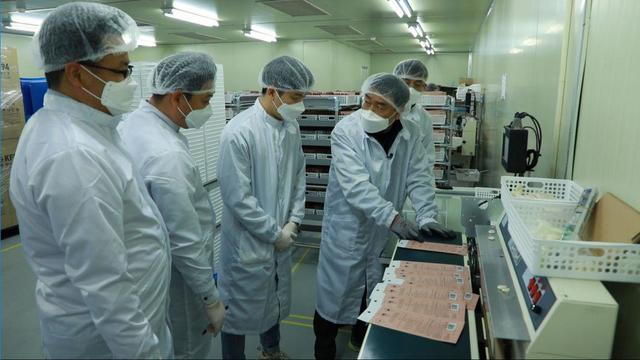 ▲ 국내 마스크 생산공장에서 생산 효율화 기술을 전수하고 있는 삼성전자 직원들 모습 ⓒ삼성전자 뉴스룸 유튜브