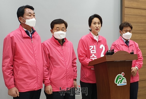 ▲ 21대 국회의원 총선거에 나선 미래통합당 김수민 후보가 25일 지역구인 청원선거구 관련 공약을 발표하고 있다.ⓒ박근주 기자