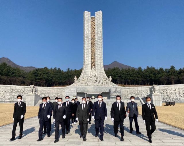 ▲ 제21대 총선 세종시을 김병준 예비후보가 25일 같은당 대전·세종지역 예비후보 9명과 국립대전현충원을 방문, 천안함 46용사 묘역 등을 참배했다.ⓒ김병준 예비후보 캠프