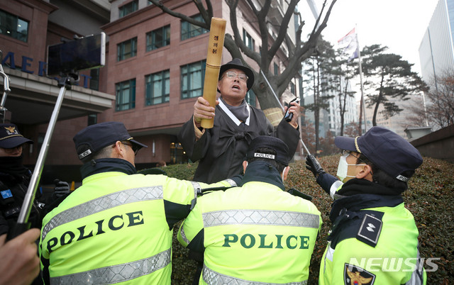 ▲ 미래통합당이 지난 24일 백은종 서울의소리 대표를 비롯한 운영진과 서울의소리황기자 등을 '폭력 행위 등 처벌에 관한 법률'위반 혐의로 경찰에 고발했다. 사진은 백은종 서울의 소리 대표. ⓒ뉴시스