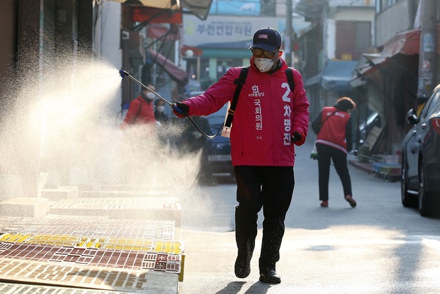 ▲ 지역구인 경기 부천병에서 방역 작업 중인 차명진 전 의원. ⓒ차명진 전 의원 측 제공