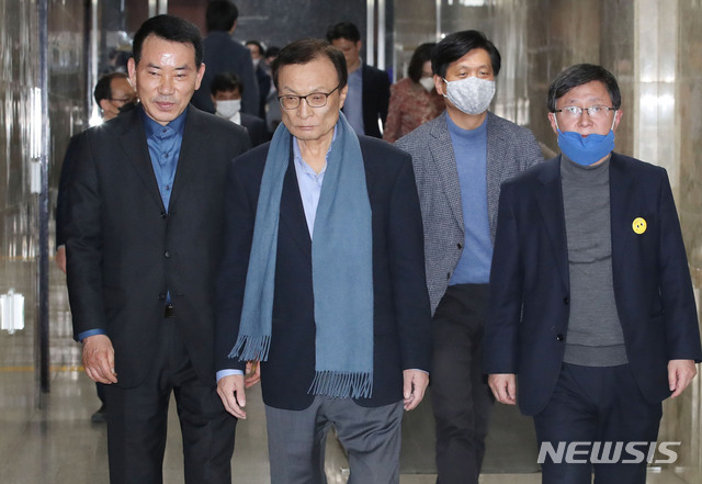 ▲ 이해찬 더불어민주당 대표가 25일 서울 여의도 국회에서 열린 의원총회에 참석하고 있다. ⓒ뉴시스