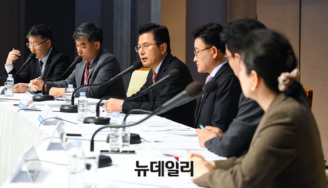 ▲ 황교안 미래통합당 대표가 25일 오전 서울 중구 프레스센터에서 열린 관훈클럽 초청 토론회에 참석해 패널들의 질문에 답하고 있다. 이날 토론회는 미래통합당 비례정당에 대한 입장과 총선 주요내용, '코로나19(중국 우한 폐렴)' 대응을 위한 여야 협력 등을 주제로 진행됐다. ⓒ권창회 기자