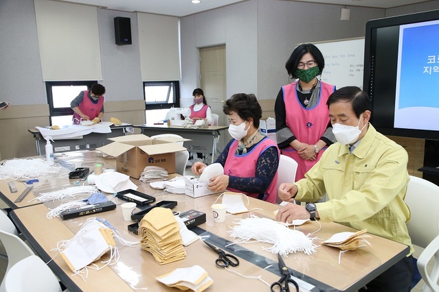 ▲ 조길형 충주시장이 25일 충주시농업기술센터를 방문해 코로나19 면 마스크 제작를 하고 있는 여성농업인들과 함께 마스크를 만들고 있다.ⓒ충주시