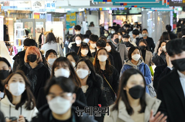 ▲ 코로나19가 장기전에 접어든 가운데 지하철을 이용하는 시민 대부분이 마스크를 착용하고 있다. ⓒ뉴데일리 DB