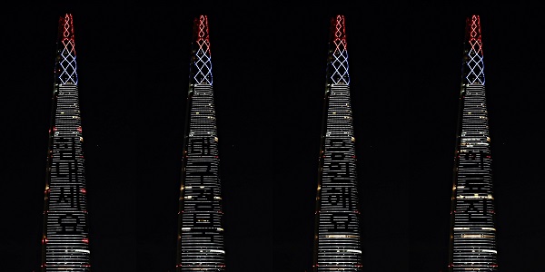 ▲ 서울 잠실 롯데월드타워가 지난달 27일부터 코로나19 극복을 위한 응원 메시지를 건물 외벽을 통해 전하고 있는 모습. ⓒ롯데