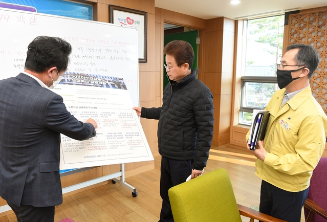 ▲ 이철우 경상북도지사는 “코로나19 극복과 종식 이후 달라진 경북도의 환경에 맞춰 소상공인, 농업인 소득증대, 청년 일자리, 영세중소기업 활성화 등과 같은 시대적인 상황에 맞는 혁신적이고 체감할 수 있는 시책을 앞서 개발해서 선제적으로 대응해 나가야 한다”고 주문했다.ⓒ경북도