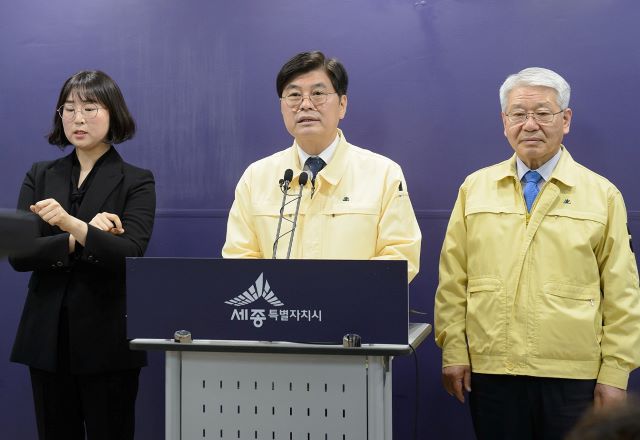 ▲ 이춘희 세종시장이 26일 라이브 방송으로 진행한 브리핑을 통해 “저소득층 가구에 대해 긴급 재난생계비를 가구당 30만~50만 원까지 차등 지원한다”는 등의 내용을 담은 ‘코로나19 민생경제 대책’을 발표하고 있다.ⓒ세종시