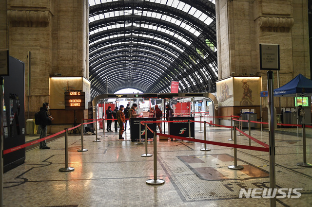 ▲ 이탈리아 밀라노의 한산한 중앙역에서 군과 철도 경찰이 열차 탑승구에서 탑승객을 검사하고 있다. ⓒ뉴시스