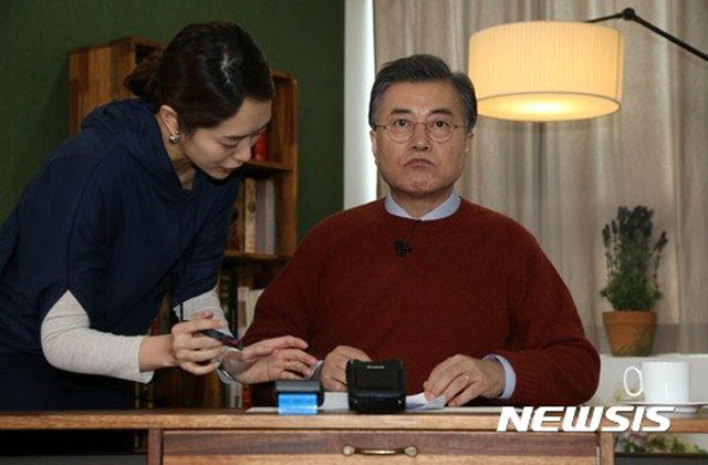 ▲ 2017년 2월 대선을 앞두고 '주간 문재인' 촬영을 준비 중인 문재인 당시 더불어민주당 대표와 고민정 전 아나운서. ⓒ뉴시스. 무단전재 및 재배포 금지.
