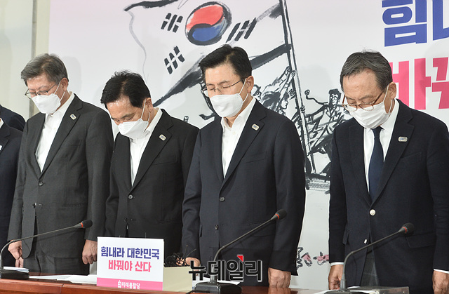 ▲ 미래통합당 황교안 대표, 심재철 원내대표를 비롯한 의원들이 26일 서울 여의도 국회에서 열린 중앙선거대책위원회의에서 천안함 피격 10주기를 추모하며 묵념을 하고 있다. ⓒ박성원 기자