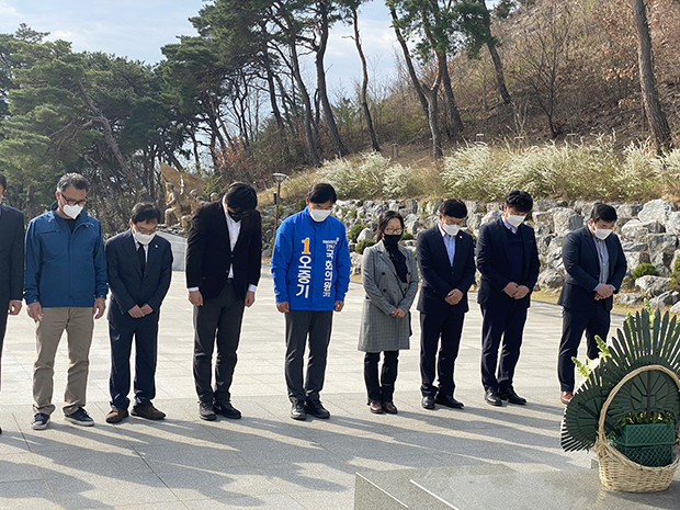 ▲ 충환탑에서 참배헌화하는 오중기 후보.ⓒ선거사무실
