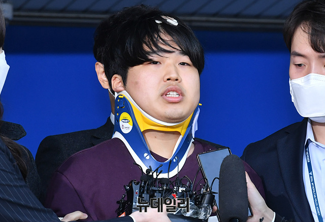 ▲ '텔레그램 n번방' 관련 '박사방'을 운영한 조주빈(25·구속)이 25일 오전 서울 종로경찰서 앞에서 