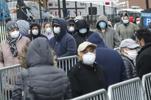 ▲ 뉴욕 퀸스의 한 병원 앞에서 코로나19 검사 기다리는 시민들.ⓒ연합뉴스