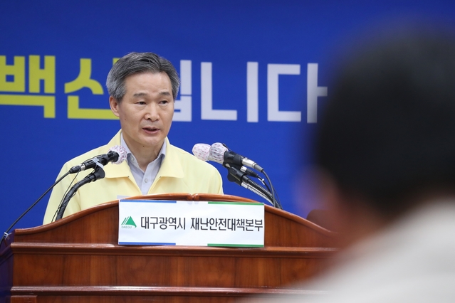 ▲ 채홍호 대구시행정부시장은 27일 오전 시청 브리핑을 통해 “지난 26일 하루 완치된 환자는 289명(병원 127, 생활치료센터 149, 자가 13)으로, 현재까지 완치된 환자는 총 3377명으로 51.8%에 달한다”고 밝혔다.ⓒ대구시