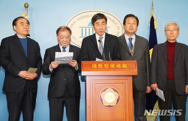 ▲ 이종걸 더불어민주당 의원이 지난 11일 서울 여의도 국회 정론관에서 국민발안개헌추진위원회와 함께 기자회견을 열고 국민발안 원포인트개헌안 국회발의를 제창하는 성명서를 발표하고 있다.ⓒ뉴시스