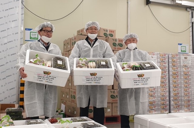 ▲ 왼쪽부터 박춘엽 경북광역급식센터장, 장철훈 농업경제대표이사, 도기윤 경북농협 본부장이 농산물꾸러미를 들고 기념사진을 촬영하고 있다.ⓒ경북농협