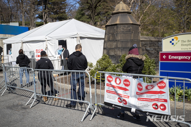 ▲ 미국 뉴욕의 브루클린 병원 선별 진료소 앞에서 검사받으려는 사람들이 사회적 거리를 두고 기다리고 있다. ⓒ뉴시스