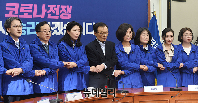 ▲ 이해찬 더불어민주당 대표가 26일 오후 국회에서 더불어민주당이 주도하는 비례대표용 연합정당 더불어시민당 신현영 명지병원 가정의학과 교수, 권인숙 한국여성정책연구원 원장 등 비례대표 후보자들과 기념촬영을 갖고 있다. ⓒ박성원 기자