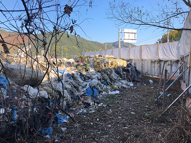 ▲ 봉화경찰서는 300여톤의 폐기물을 불법투기한 A씨를 검거했다.ⓒ봉화군