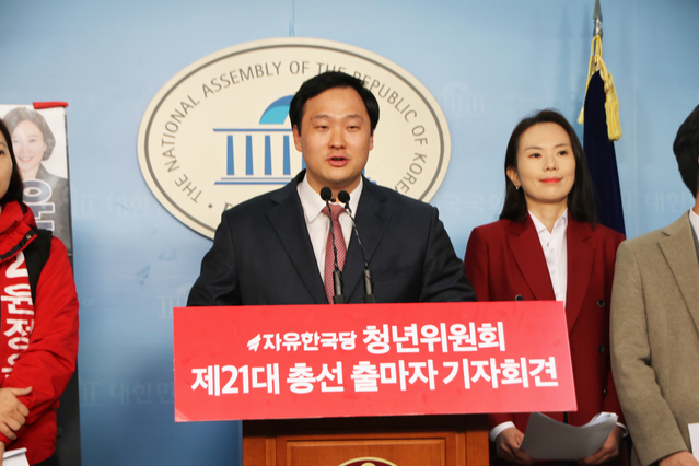 ▲ 고준호 경기도 파주갑 국회의원 예비후보가 신보라 미래통합당 최고위원과 후보단일화에 합의하고 불출마를 선언했다.