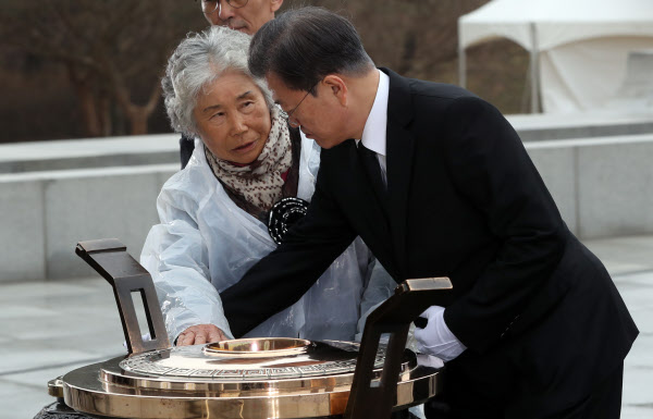 ▲ 천안함 유족 윤청자(왼쪽) 여사가 27일 국립대전현충원에서 열린 제5회 서해수호의 날에 참석한 문 대통령에게 다가가 천안함 폭침이 북한 소행임을 밝혀달라고 하소연하고 있다.ⓒ연합뉴스