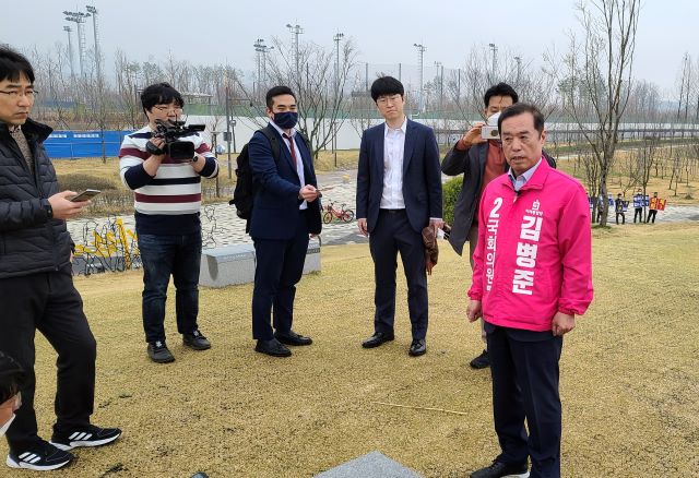 ▲ 제21대 총선 세종시을 미래통합당 김병준 후보가 27일 세종호수공원 내 ‘노무현 기념공원’을 방문한 자리에서 기자들의 질의에 답변하고 있다.ⓒ김병준 후보 캠프