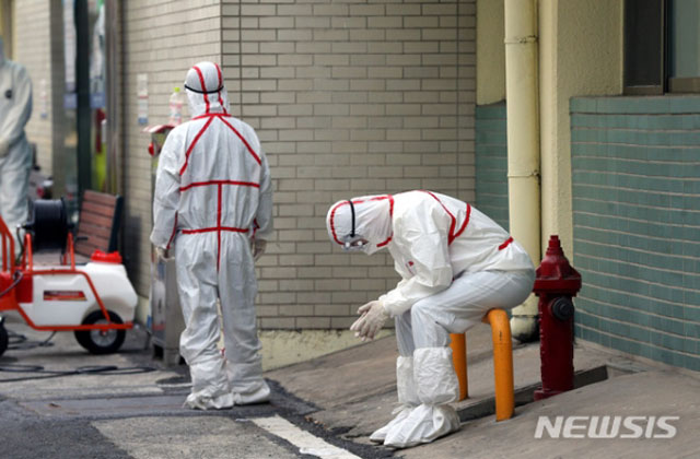 ▲ 세계 각국이 놀라는 것은 청와대나 정부가 아니라 한국의 의료진과 바이오업체다. 사진은 지난 2월 대구 계명대 구동산병원 뒤에서 잠깐 휴식을 취하는 의료진들. ⓒ뉴시스. 무단전재 및 재배포 금지.