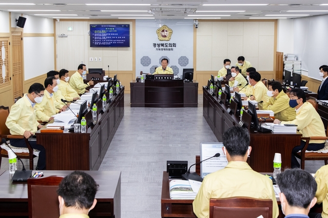 ▲ 경북도의회 기획경제위원회(위원장 박현국)는 지난 26일 코로나19 극복을 위한 추경예산안을 심사·의결하고 침체된 지역경제 활력에 힘을 보탰다.ⓒ경북도의회