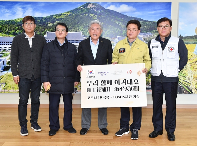 ▲ 푸싱그룹은 방호복, 의료용마스크 등 의료물품 4000점을 중국 상하이에서 항공편으로 지난 27일 경북도에 전달했다.ⓒ경북도