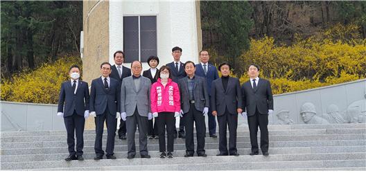 ▲ 대구 북구갑 미래통합당 양금희 후보가 28일 앞산 충혼탑을 찾아 참배하고 결전의지를 다졌다.ⓒ양 후보 측
