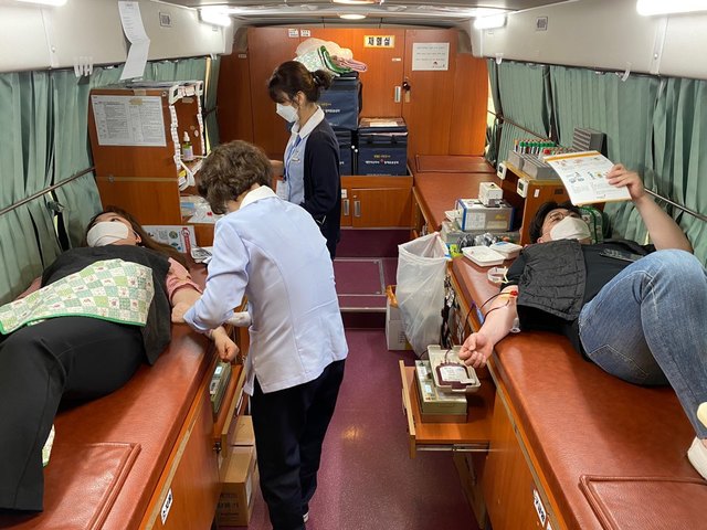 ▲ 달성문화재단 직원들이 26일 옥포 노인복지관 주차장 헌혈버스에서 헌혈에 참여했다.ⓒ달성군