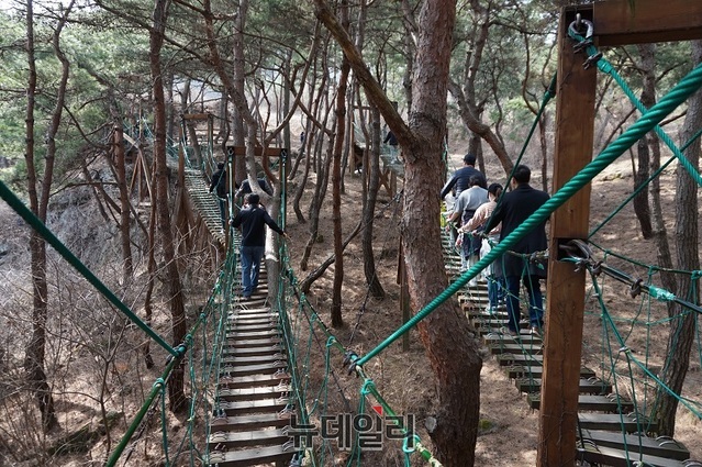 ▲ 산막이옛길 출렁다리.ⓒ김정원 기자