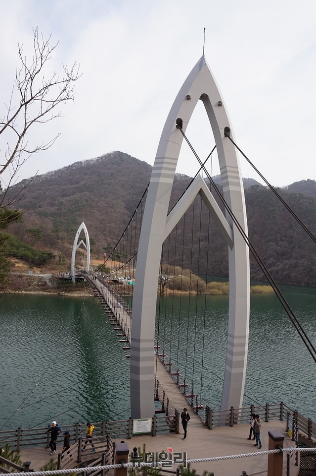 ▲ 연하협구름다리가 웅장하게 괴산호를 가로질러 세워져 있다.ⓒ김정원 기자