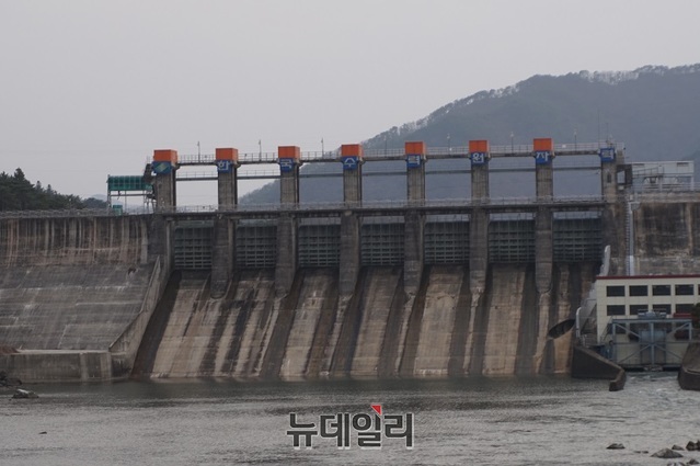 ▲ 국내 기술진이 최초로 건립한 충북 괴산 칠성댐.ⓒ김정원 기자