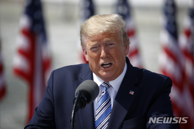 ▲ 도널드 트럼프 미국 대통령이 28일(현지시간) 버지니아 노퍽 해군기지에 정박한 병원선 USNS컴퍼트 앞에서 발언하는 모습. 트럼프 대통령은 이날 트위터를 통해 미국 내 신종 코로나바이러스 감염증(코로나19) 핫스폿인 뉴욕 등에 대한 격리를 거론했다. ⓒ뉴시스