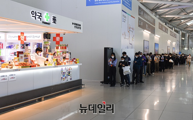 ▲ 지난 18일, 코로나-19 여파로 항공업계가 비상에 처하고 이용객이 줄어 한산한 인천공항이었지만, 유일하게 약국 앞에는 공적 마스크를 구매하려는 사람들로 붐볐다. ⓒ권창회 기자
