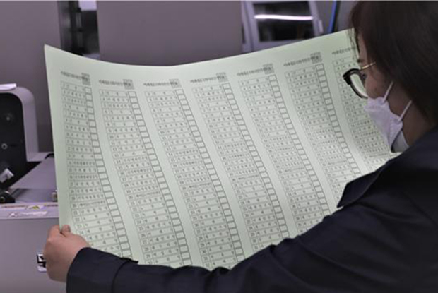 ▲ 경북도선관위는 경북지역 13개 선거구에 사용될 제21대 국회의원선거 비례대표국회의원선거 투표용지 168만여매를 인쇄하고 검수하고 있다.ⓒ경북도선관위