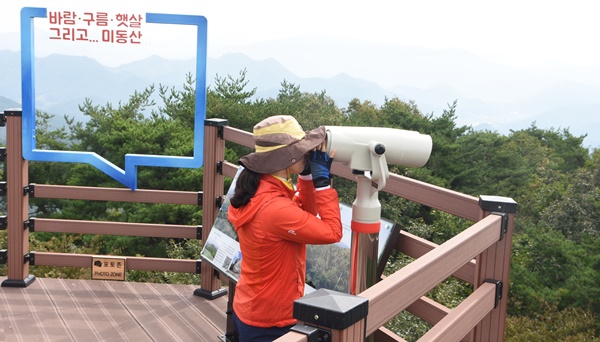 ▲ 미동산 수목원 해오름길 정상에 설치된 전망대.ⓒ충북산림환경연구소