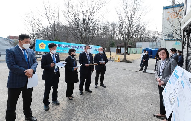 대전시의회 원자력특별위원들은 30일 원자력연구원을 방문, 최근 세슘유출 경위 등을 설명듣고 있다.ⓒ대전시의회