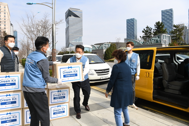 ▲ 한성희 포스코 사장(가운데)을 비롯한 임직원들이 코로나 예방 키트를 공동생활가정에 전달하고 있다.ⓒ포스코건설