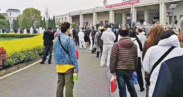 ▲ 중국 후베이성 우한시 한커우 화장터에서 가족의 유골을 받기 위해 줄을 선 사람들. ⓒ연합. 무단전재 및 재배포 금지.