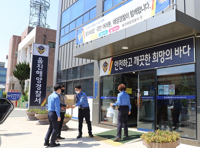 ▲ 전국적인 코로나19 확산으로 인해 지역경제 침체에 도움을 주고자 울진해경 관내 수산물 팔아주기 주간을 마련했다.ⓒ울진해경