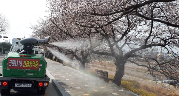 ▲ 무심천을 소독중인 코로나19 방역차량.ⓒ청주시