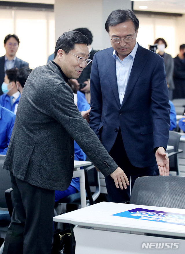 ▲ 더불어민주당 양정철 민주연구원장, 이근형 전략기획위원장(왼쪽부터)이 30일 서울 여의도 더불어민주당 당사에서 열린 더불어시민당 선거대책위원회 출범식에 참석하고 있다. ⓒ뉴시스