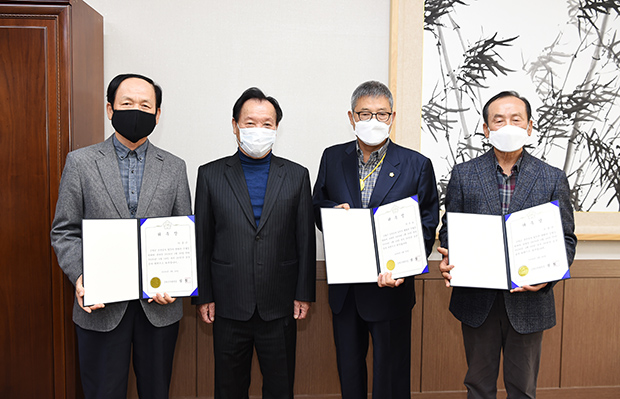 ▲ 군위군의회는 2019회계연도 세입·세출 결산검사 위원을 위촉하고 위촉장을 수여했다.ⓒ군위군