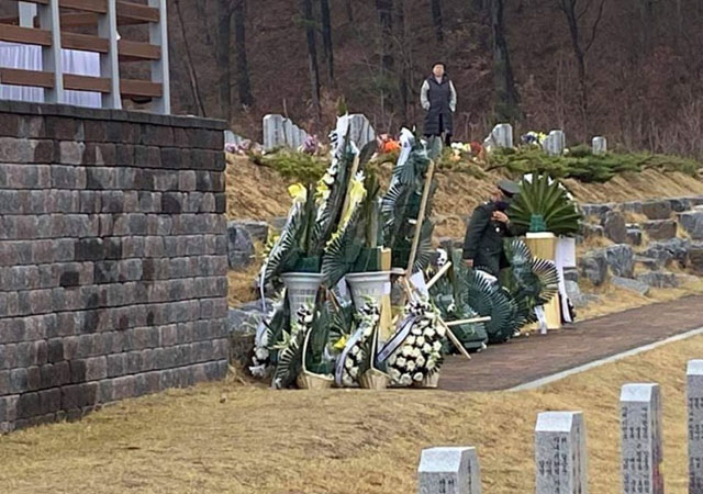 ▲ 참수리 357 묘역에서 멀찍이 치워진 전우들의 화환. ⓒ권기형 참수리 357 전우회 회장 페이스북.