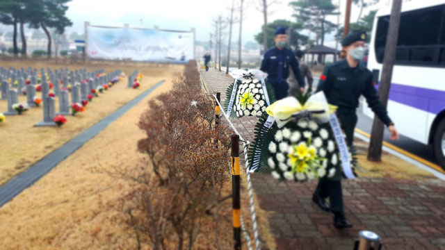 ▲ 기념식이 끝난 뒤 전우회화환을 제 자리로 옮기는 대전현충원의 해군·해병대 안내 장병들. ⓒ전준영 천안함 전우회장 제공.