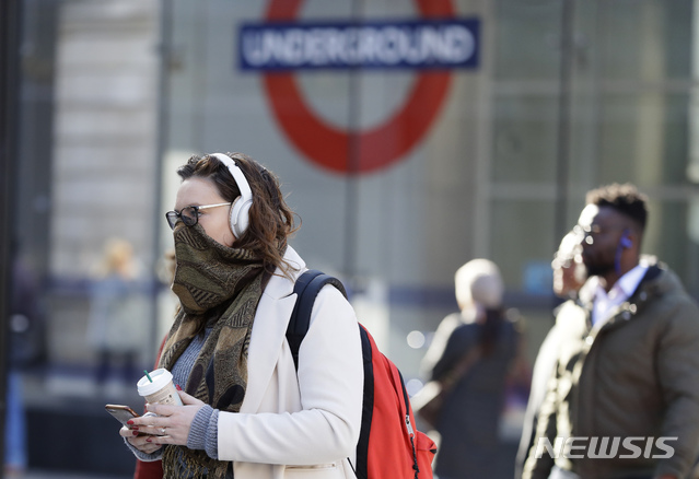 ▲ 영국 런던 시내에서 한 여성이 우한코로나 예방을 위해 목도리로 얼굴을 가리고 걸어간다. ⓒ뉴시스